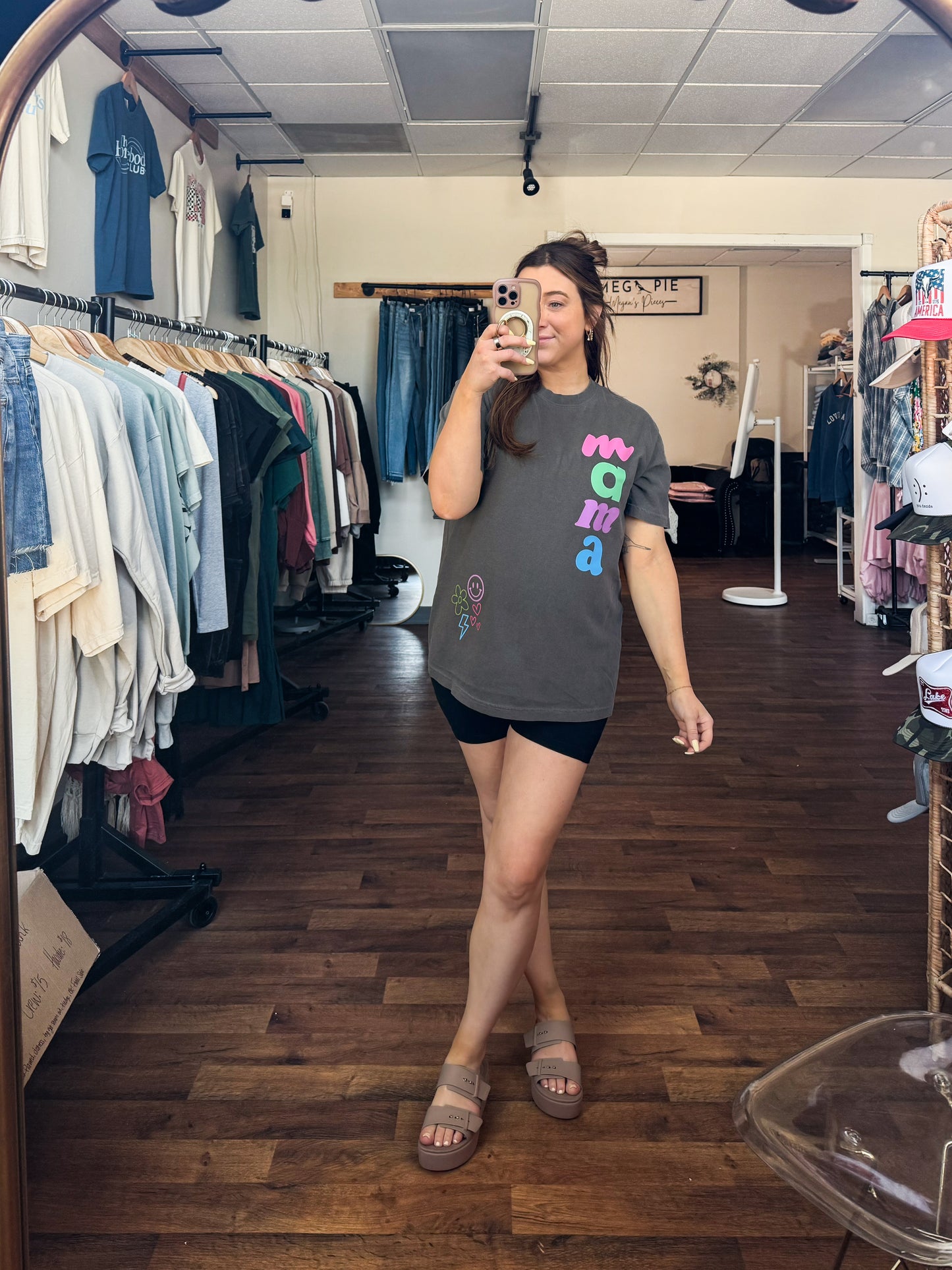Retro Mama Sticker-style Graphic Comfort Colors Tee, Pepper