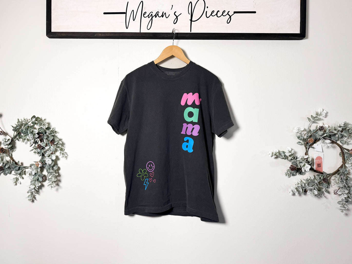 Retro Mama Sticker-style Graphic Comfort Colors Tee, Pepper