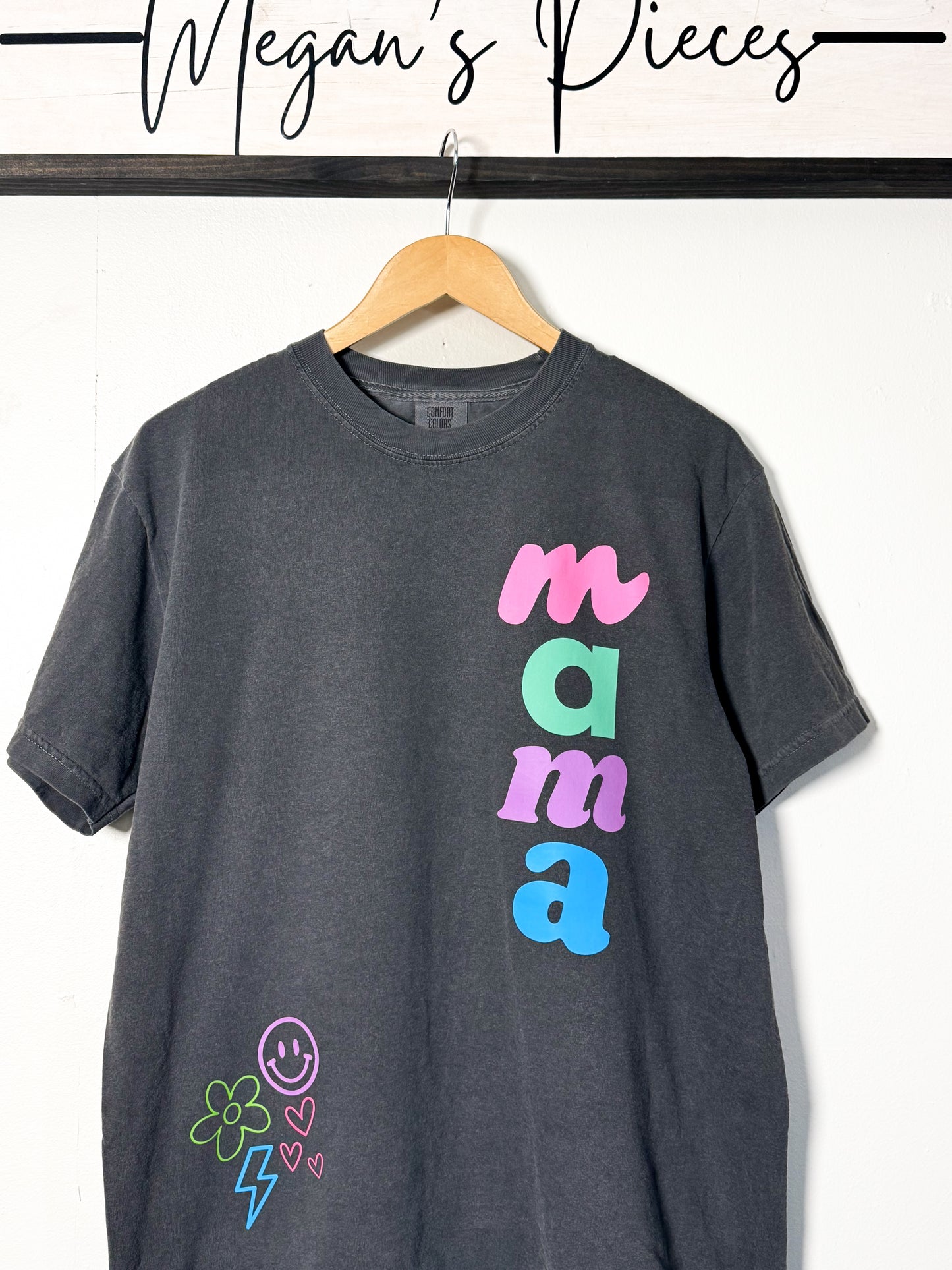 Retro Mama Sticker-style Graphic Comfort Colors Tee, Pepper