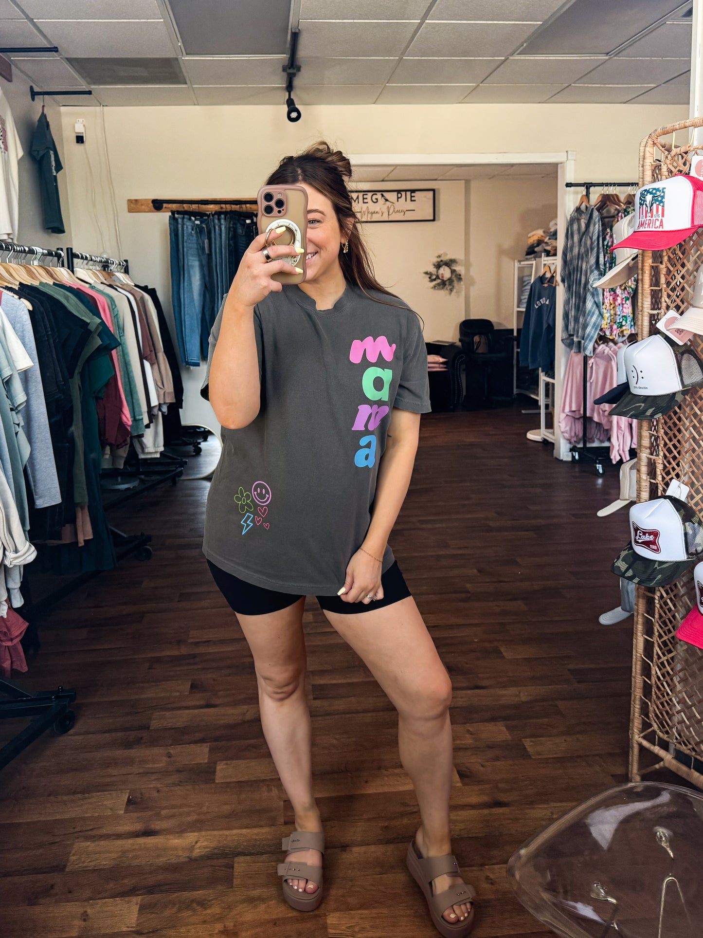 Retro Mama Sticker-style Graphic Comfort Colors Tee, Pepper